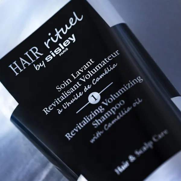 Hair Rituel by Sisley Revitalizing Volumizing Shampoo with Camellia oil šampón pre objem jemných vlasov bez sulfátov 200 ml