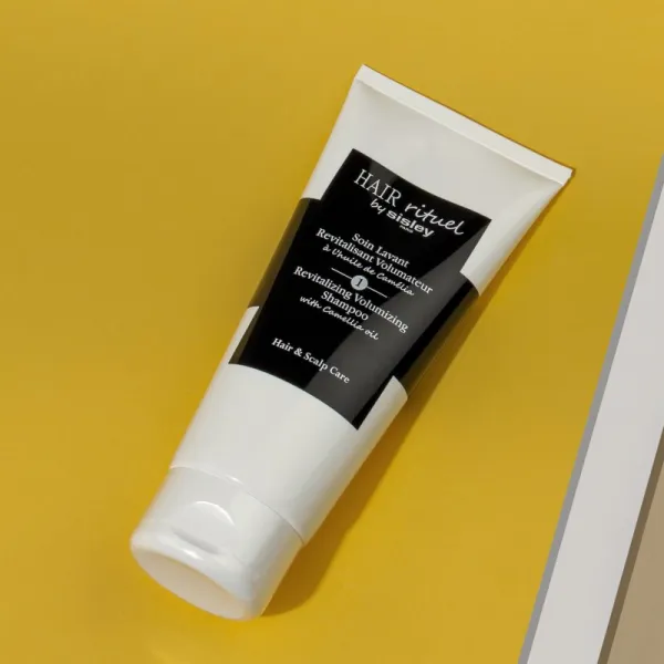 Hair Rituel by Sisley Revitalizing Volumizing Shampoo with Camellia oil šampón pre objem jemných vlasov bez sulfátov 200 ml