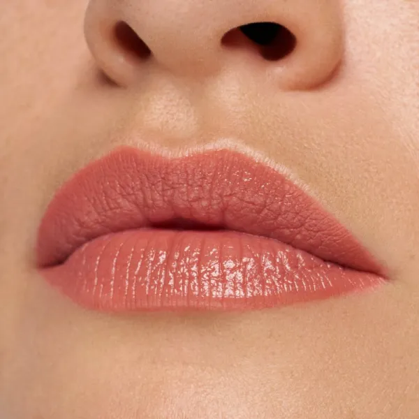 essence satin GLOW krémový rúž so saténovým finišom odtieň 01 Whole Latte Love 3.5 g