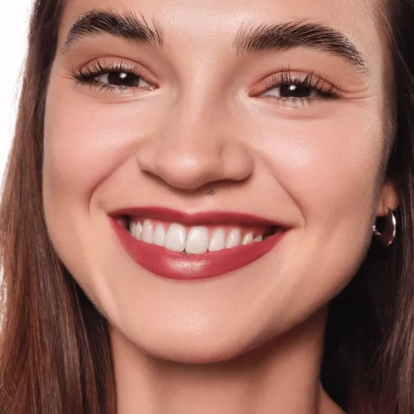 essence satin GLOW krémový rúž so saténovým finišom odtieň 06 Deja-brew 3.5 g