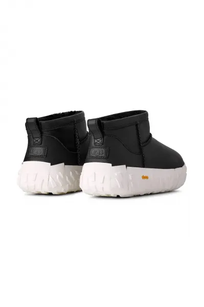 Semišové snehule UGG Cl Ultra Mini Wrap Tech Noir