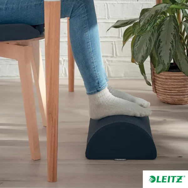 Opierka na nohy Leitz Cosy Ergo zamatový sivý