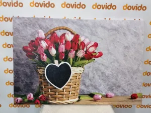 Obraz červené tulipány v drevenom košíku