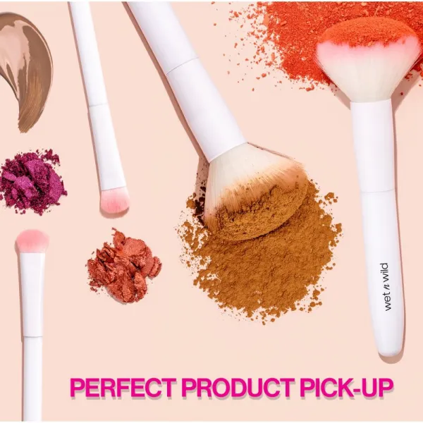 Wet n Wild Essential Foundation Brush plochý štetec na make-up 1 ks