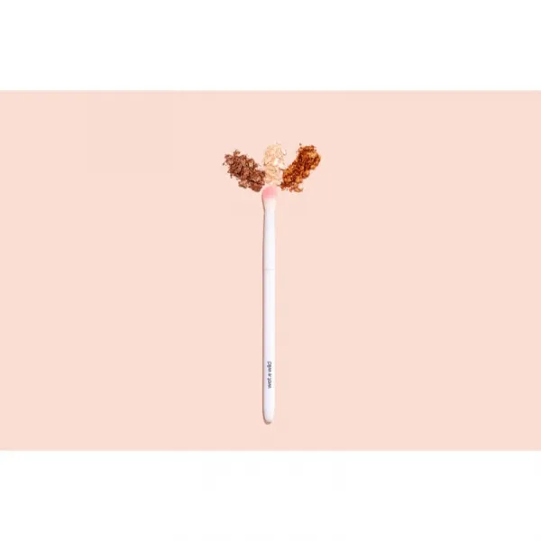 Wet n Wild Essential Crease Brush guľatý štetec na očné tiene 1 ks