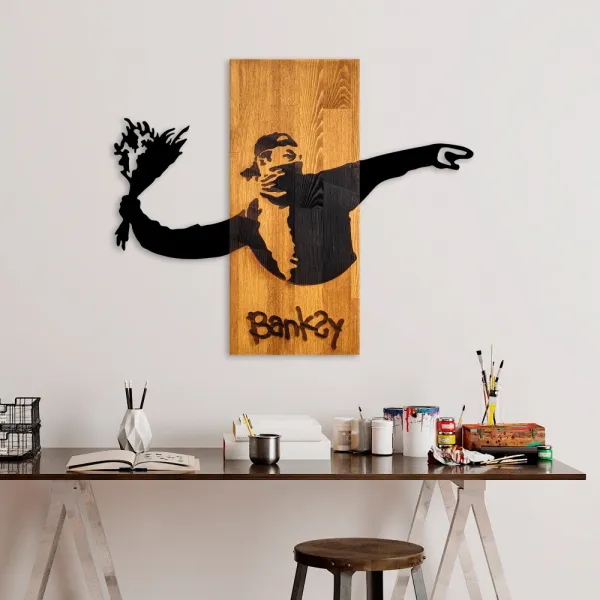 Dekoratívny drevený doplnok na stenu Banksy - Flower Thrower