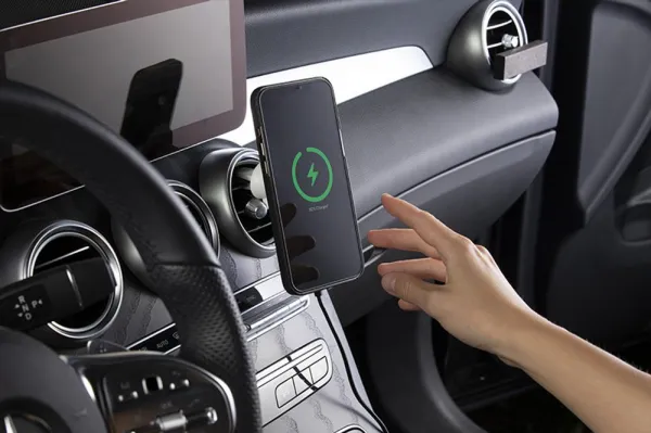 EPICO bezdrôtová autonabíjačka 15W s podporou uchytenia MagSafe as adaptérom v balení