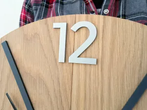 ModernClock Drevené nástenné hodiny Aksel 60 cm dub prírodný/čierny/šedý
