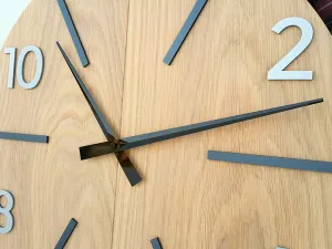 ModernClock Drevené nástenné hodiny Aksel 60 cm dub prírodný/čierny/šedý