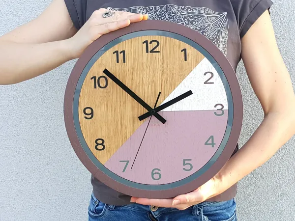 ModernClock Drevené nástenné hodiny Paris 33 cm fialové/čierne