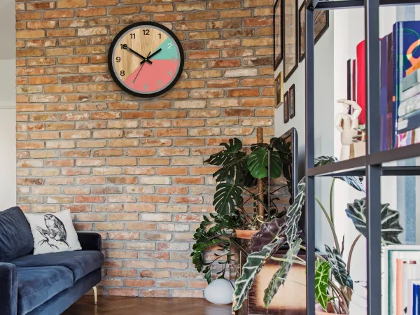 ModernClock Drevené nástenné hodiny Paris 33 cm korálové/čierne