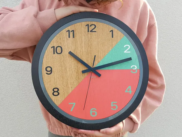 ModernClock Drevené nástenné hodiny Paris 33 cm korálové/čierne