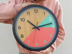ModernClock Drevené nástenné hodiny Paris 33 cm korálové/čierne