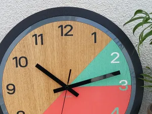 ModernClock Drevené nástenné hodiny Paris 33 cm korálové/čierne