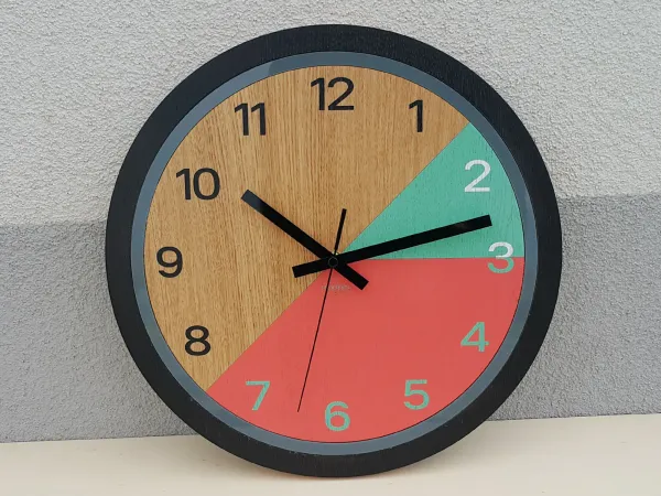 ModernClock Drevené nástenné hodiny Paris 33 cm korálové/čierne