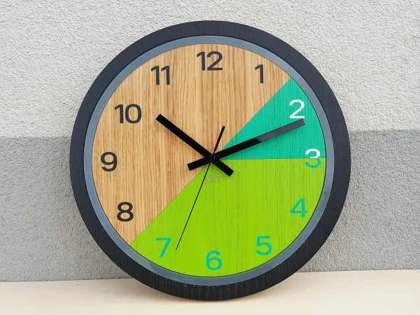 ModernClock Drevené nástenné hodiny Paris 33 cm zelené/čierne