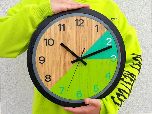 ModernClock Drevené nástenné hodiny Paris 33 cm zelené/čierne
