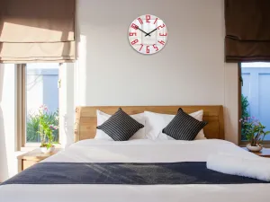 ModernClock Nástenné hodiny Slim 32 cm biela/červená
