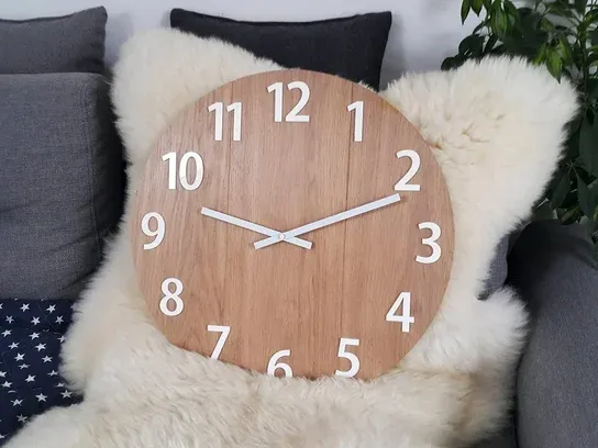 ModernClock Drevené nástenné hodiny Amadeus 49 cm hnedá/biela