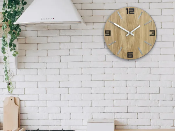 ModernClock Drevené nástenné hodiny arabské 33 cm hnedé/strieborné