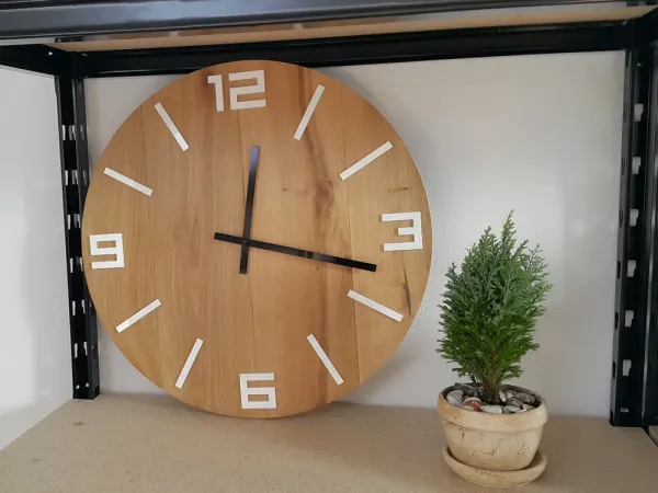 ModernClock Drevené nástenné hodiny Arabské 50 cm hnedé/biele