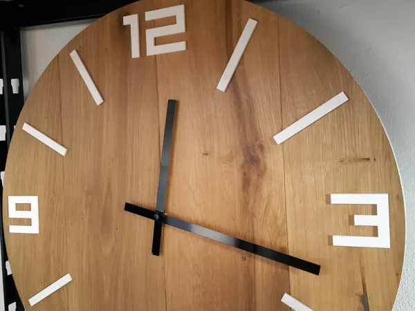 ModernClock Drevené nástenné hodiny Arabské 50 cm hnedé/biele