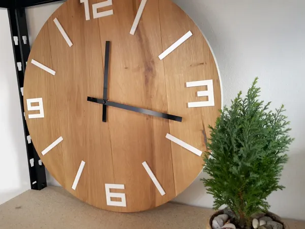 ModernClock Drevené nástenné hodiny Arabské 50 cm hnedé/biele