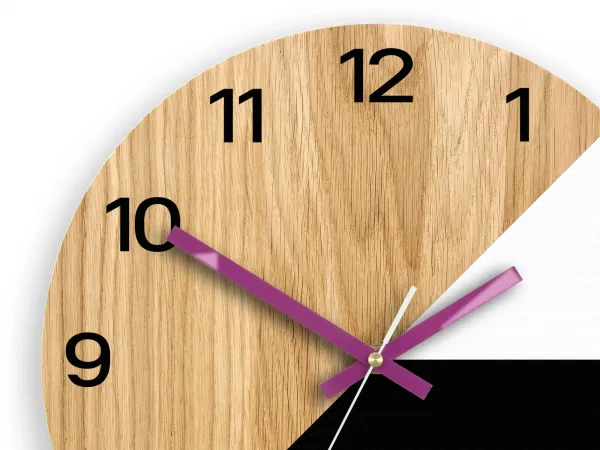 ModernClock Drevené nástenné hodiny Texas 33 cm čierne/fialové