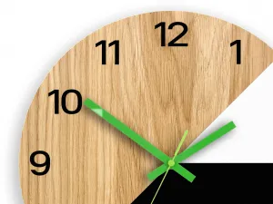 ModernClock Drevené nástenné hodiny Texas 33 cm čierne/zelené