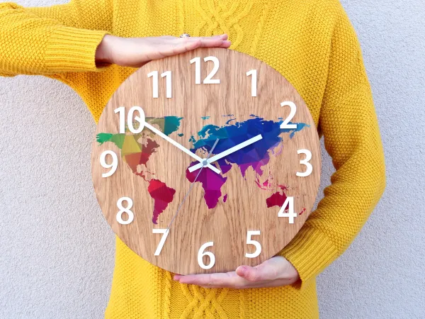 ModernClock Drevené nástenné hodiny Mapa Drevo 33 cm hnedé/farebné