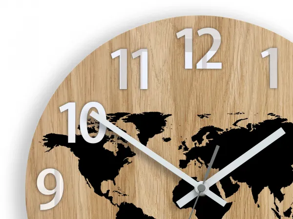 ModernClock Drevené nástenné hodiny Mapa Drevo 33 cm hnedé/čierne