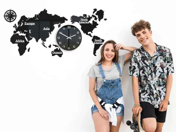 ModernClock Nástenné samolepiace hodiny Mapa sveta 110x55 cm čierne
