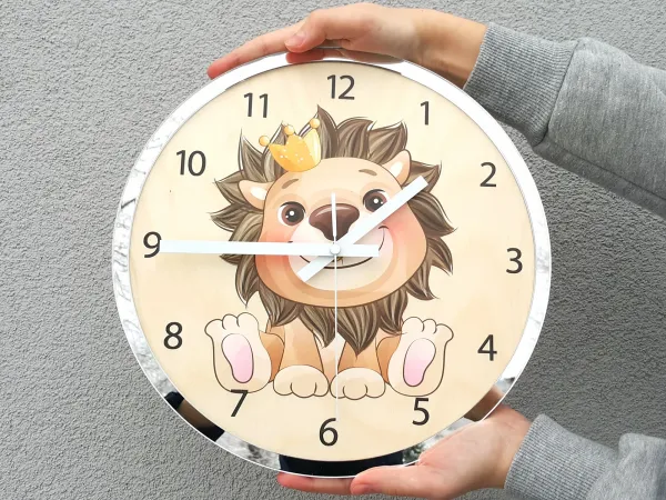 ModernClock Dětské nástěnné hodiny Mirro Lev 30 cm vícebarevné