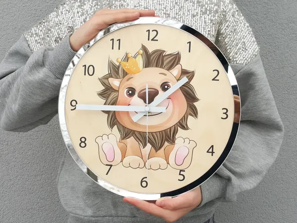 ModernClock Dětské nástěnné hodiny Mirro Lev 30 cm vícebarevné