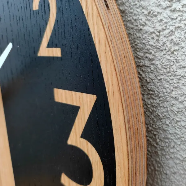 ModernClock Drevené nástenné hodiny Alfred 33 cm dub prírodný/čierny