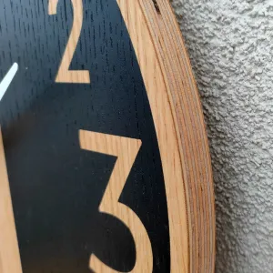 ModernClock Drevené nástenné hodiny Alfred 33 cm dub prírodný/čierny