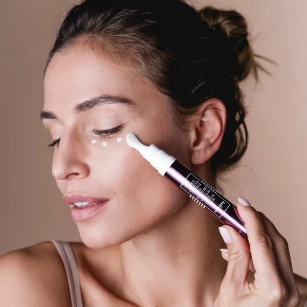 Sisley Black Rose Eye Contour Fluid rozjasňujúci protivráskový fluid na očné okolie s revitalizačným účinkom 14 ml