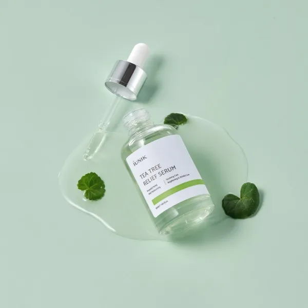 iUnik Tea Tree upokojujúce pleťové sérum pre citlivú pleť so sklonom k akné 50 ml