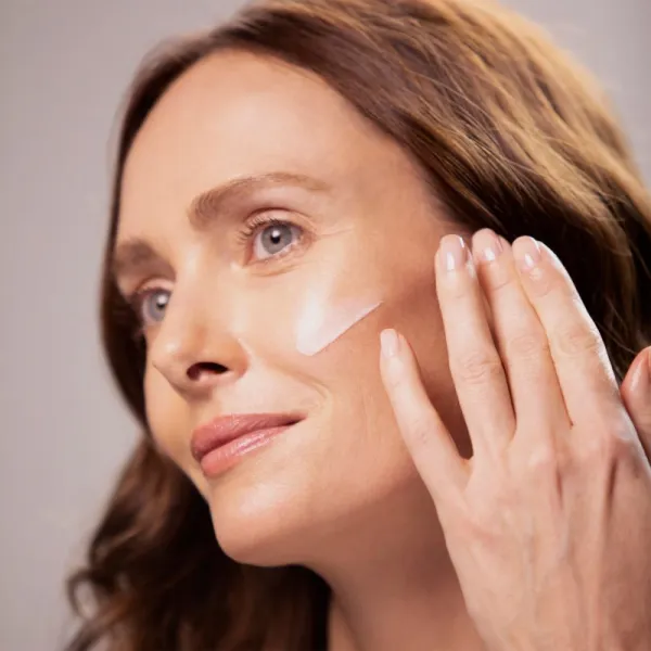 Sisley L'Integral Anti-Age Radiance AntiDark Spot Serum rozjasňujúce sérum proti tmavým škvrnám 30 ml