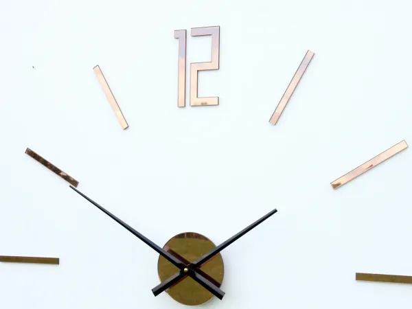 ModernClock Nástenné samolepiace hodiny Carlo 75 cm hnedé