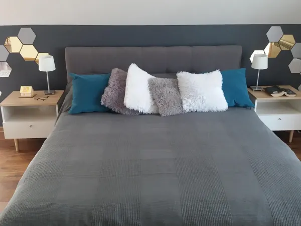 ModernClock Nástenné samolepiace zrkadlo Hexagon zlaté