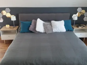 ModernClock Nástenné samolepiace zrkadlo Hexagon zlaté