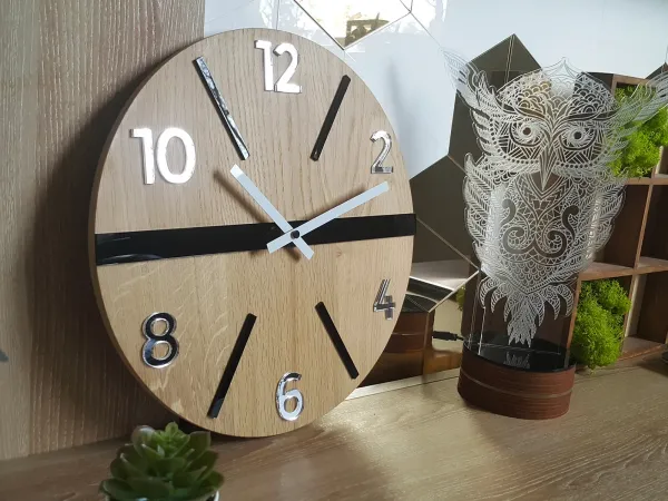 ModernClock Drevené nástenné hodiny King 33,5 cm dub prírodný