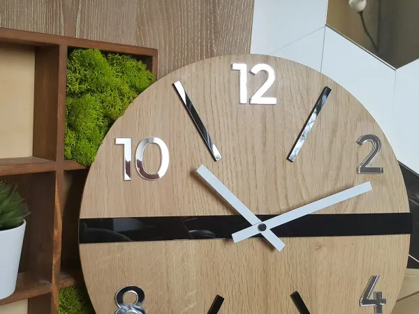 ModernClock Drevené nástenné hodiny King 33,5 cm dub prírodný