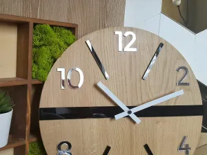 ModernClock Drevené nástenné hodiny King 33,5 cm dub prírodný