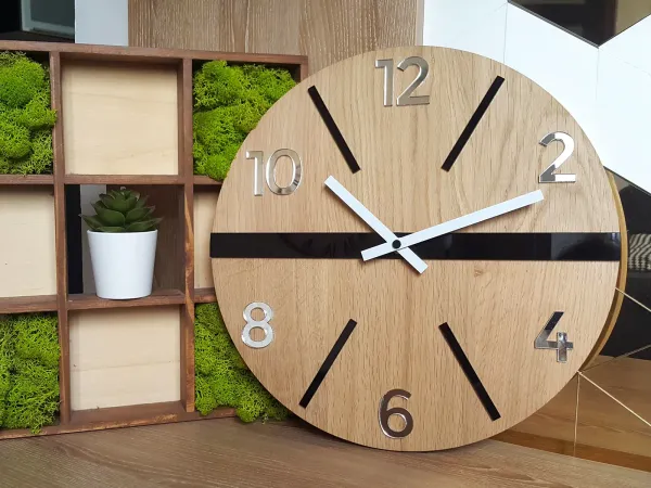 ModernClock Drevené nástenné hodiny King 33,5 cm dub prírodný