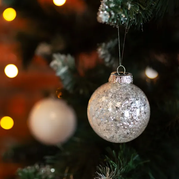 Tutumi Súprava vianočných guľôčok GULE 30 ks bielo-strieborná