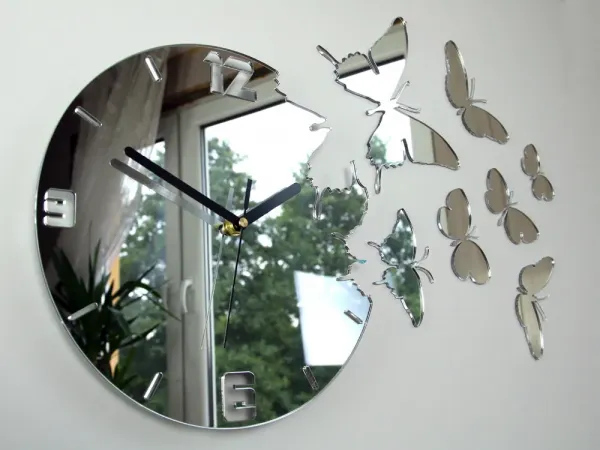 ModernClock Nástenné samolepiace hodiny Motýľ 28 cm zrkadlové