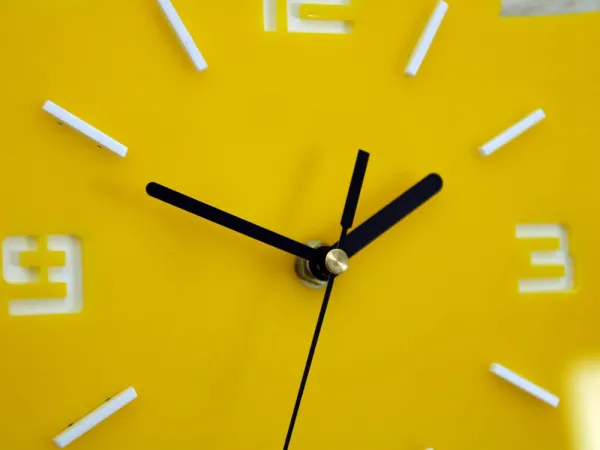 ModernClock Nástenné hodiny Filiza 33 cm žlté