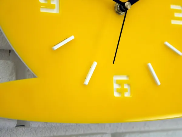 ModernClock Nástenné hodiny Filiza 33 cm žlté
